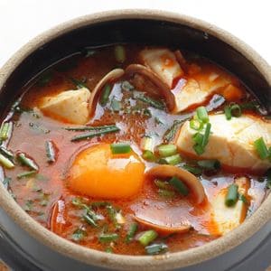 スンドゥブチゲ（やわらか豆腐の辛い鍋）