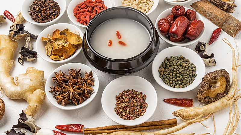 薬食同源の考え方に適した代表的な食材（高麗人参、しょうが、なつめ）