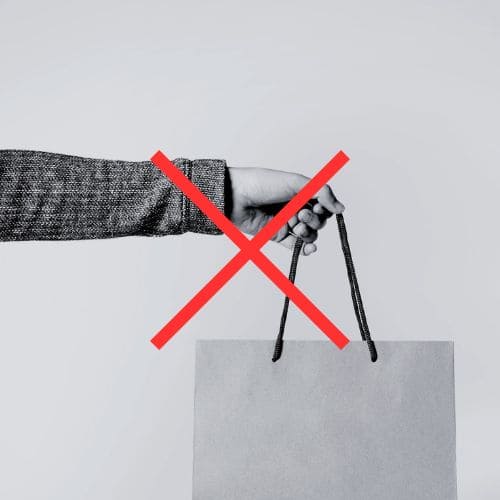 手の甲を上にして物を渡す