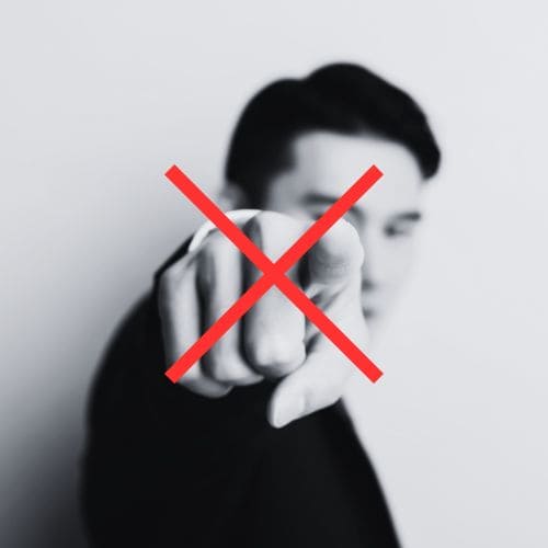 指で人を指す行為