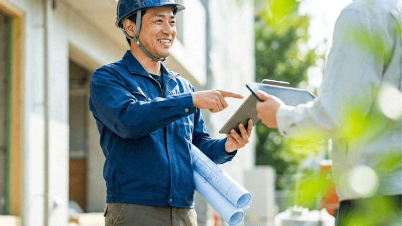 元気に仕事をする男性