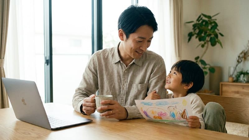 仕事の合間に高麗人参りんご茶 PREMIUM を飲む男性